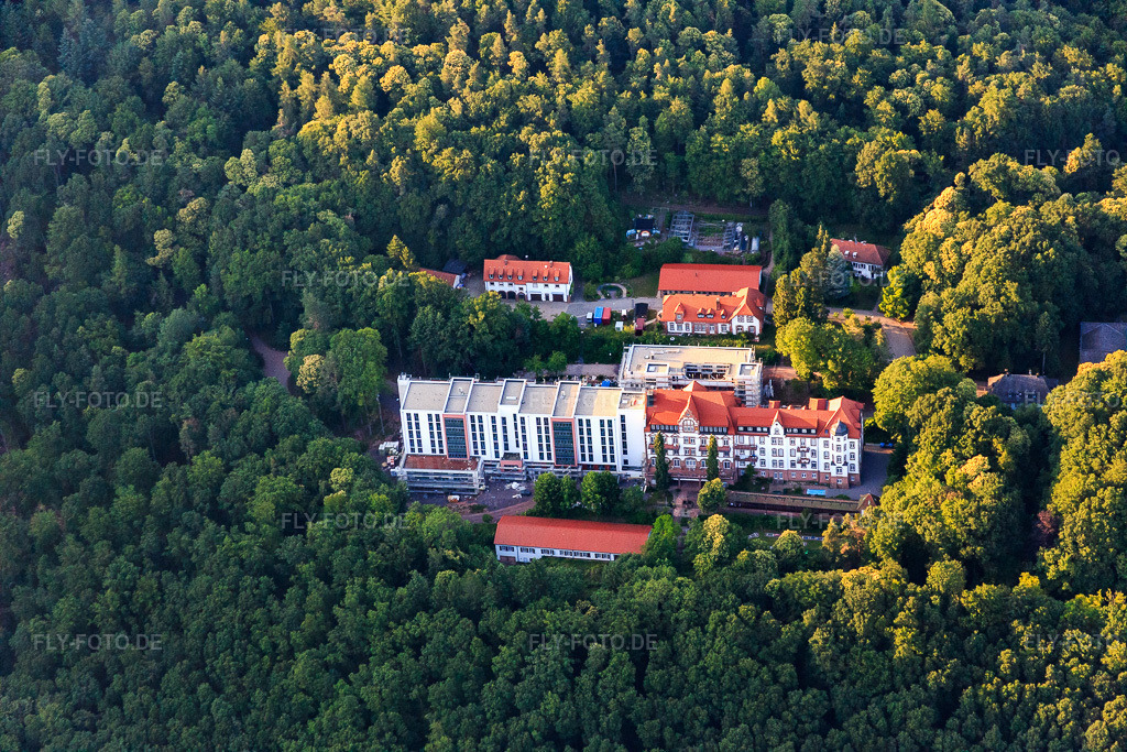 Luftbild: Fachklinik Eußerthal im Wald in Eußerthal im Bundesland Rheinland-Pfalz in Deutschland. – Foto: IMG_082667.jpg vom 25.06.2015 durch Werner Riehm/FLY-FOTO.de – Auflösung des Originals: 5472 x 3648 px – Fachklinik Eußerthal | Fachklinik Eußerthal