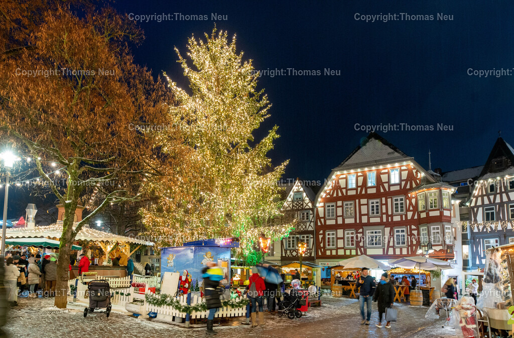 DSC_3268 | DEr Bensheimer Weihnachtsmarkt, hier der Marktplatz on der blauen Stunde mit der Riesentanne  und der kleinen Eisenbahn für die Kinder, 