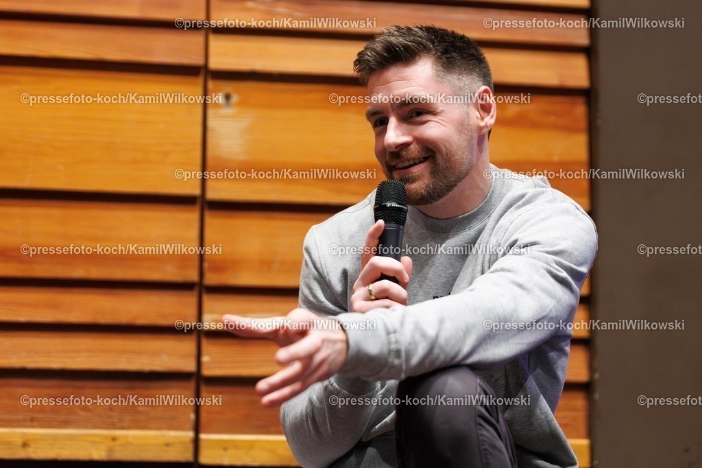 xKWIx22122501907 | 22.12.2025, Live-Podcast, PodBolzer presents - Das große Weihnachts-Spezial (Live-Podcast), Rheinhausen-Halle DuisburgPhoto: Der Gastgeber Sven Lesser auf der Bühne mit MikrofonPhoto: xKamilxWilkowskixPressefotoKochx