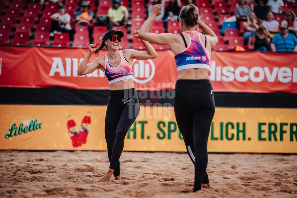 Beachvolleyball | Frauen | Allianz German Beach Tour 2025 | Tourstop München | 11.07.2025 | v.l. Lisa-Sophie Kotzan und Tabea Schwarz jubeln
