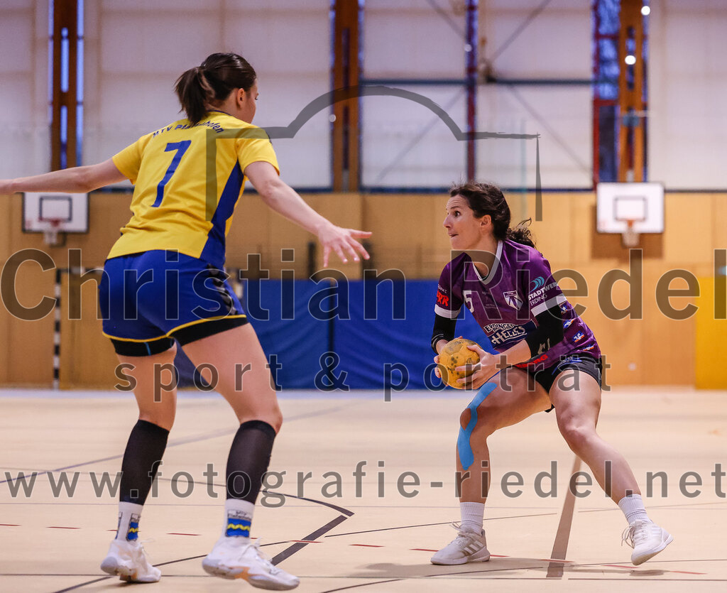2025-02-15_044_SpVgg_Altenerding_gegen_MTV_Pfaffenhofen | Erding, Deutschland, 15.02.2025:Handball, Bezirksoberliga Frauen Altbayern 2024 / 2024, 14. Spieltag, SpVgg Altenerding gegen MTV Pfaffenhofen, Endergebnis: 27:23Caroline Fenner (MTV Pfaffenhofen, #7), Julia Kübelsbeck (SpVgg Altenerding, #5)Foto: Christian Riedel / fotografie-riedel.net