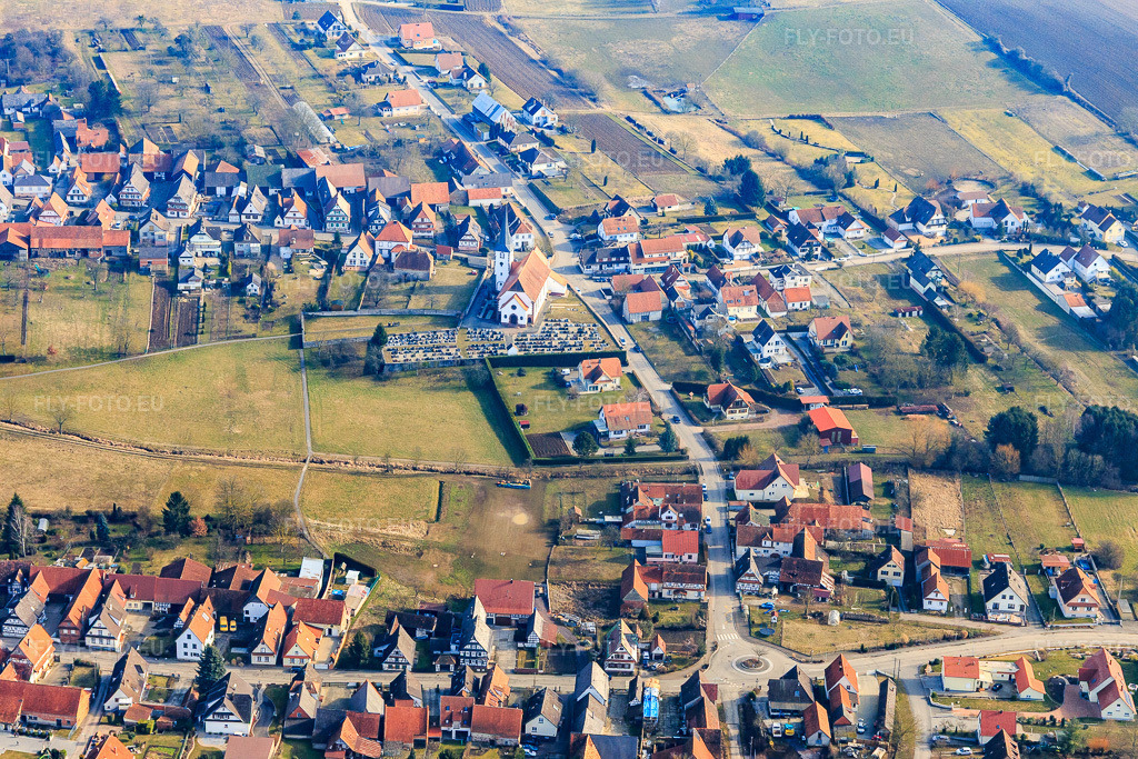 Vue aérienne: Église et cimetière vus de l'ouest à Seebach dans le département Bas Rhin, France – .Photo: IMG_096903.jpg prise le 19/02/2017 par Werner Riehm/FLY-FOTO.eu – Résolution de l'original: 5472 x 3648 px