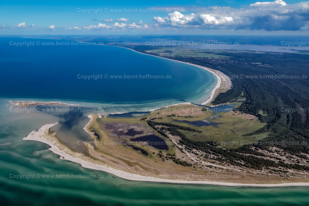 PLB_Darss_7571_90x60 | Luftbild, Naturschutzgebiet Darss mit kleinem Schutzhafen und großer Sandbank an der Ostseeküste. Nordküste von Mecklenburg-Vorpommern. - Realisiert mit Pictrs.com