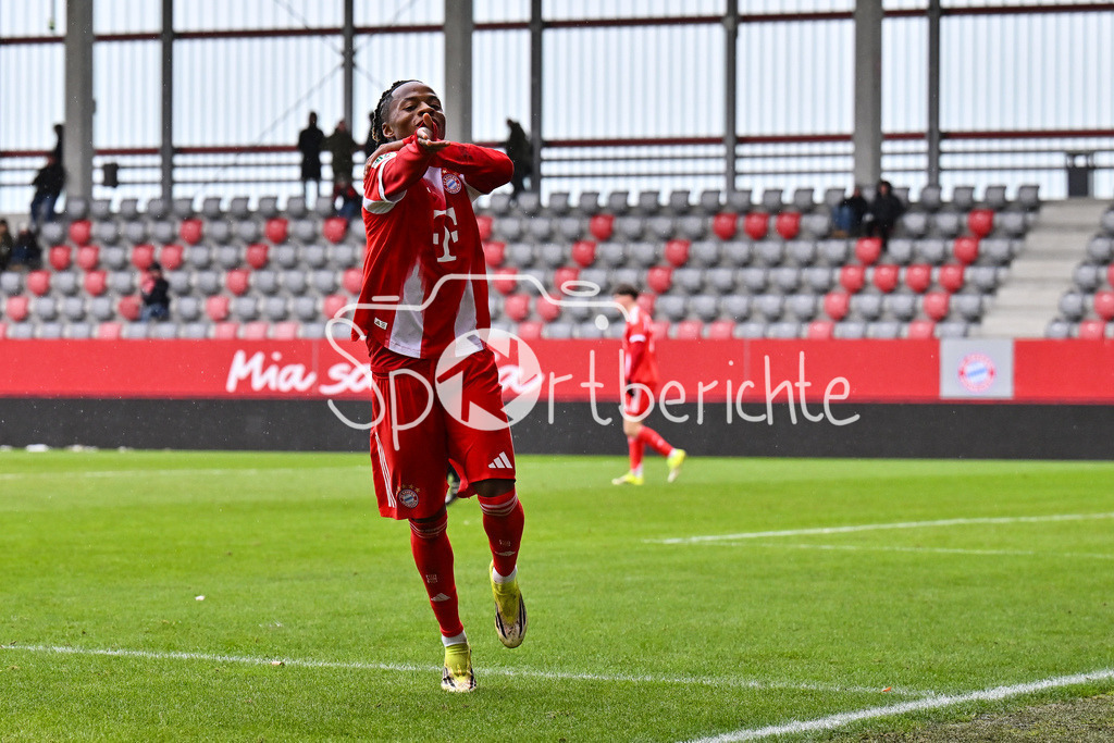 FC Bayern München - Berliner Athletik Klub | MUNICH, GERMANY - 21. FEBRUARY: Jubel der kleinen Bayern nach dem Treffer zum 5-1 durch Wisdom MIKE (FC Bayern München U19 11) / Tor / Torschuetze / Freude / Happy / während dem Spiel zwischen der U19 des FC Bayern München und der U19 des Berliner Athletik Klubs am 3. Spieltag der DFB-U19 Nachwuchsliga am FC Bayern Campus