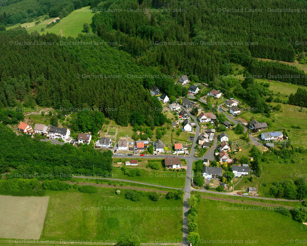 2611091 | STEINBRüCKEN 09.06.2006 Wohngebiet einer Einfamilienhaus- Siedlung  in Steinbrücken im Bundesland Hessen, Deutschland // Single-family residential area of settlement  in Steinbrücken in the state Hesse, Germany Foto: Gerhard Launer