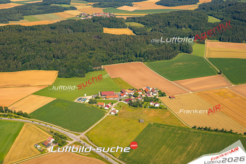 Das Luftbild zeigt : Hartenhof Lauterhofen - Die Luftaufnahme wurde 2024 vom UL-Flugzeug aus erstellt ( keine Drohne ) - Hochauflösende Luftaufnahme - Für grossformatige Ausdrucke geeignet. Die Geschenkidee !Mit Lizenz und Bildrechte bestellbar