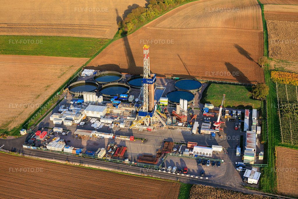 Tiefengeothermie-Bohrung zur Lithiumgewinnung durch die Vulcan Energy GmbH mit Rig V20 der Vercana GmbH https://v-er.eu/de/ https://v-er.eu/de/bohrungen/ | Luftbild: Tiefengeothermie-Bohrung zur Lithiumgewinnung durch die Vulcan Energy GmbH mit Rig V20 der Vercana GmbH https://v-er.eu/de/ https://v-er.eu/de/bohrungen/ in Insheim im Bundesland Rheinland-Pfalz in Deutschland. Foto: IMG_150280.jpg vom 15.10.2025 durch Werner Riehm/FLY-FOTO.de - Realisiert mit Pictrs.com