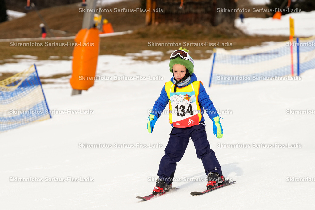SRF_02.01.2026_0099 | Skirennfotos,Serfaus,Fiss,Ladis,Kinderskirennen,Winter,Tirol,Oberland,skirace,SFL,feelfree,weil wir's genießen,ski,Ski,skifahren,Sonnenplateau, - Realisiert mit Pictrs.com
