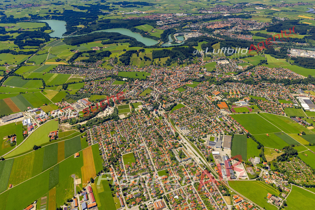 Aktuelles Luftbild von  Peiting - Die Luftaufnahme wurde 2022 mittels UL-Flugzeug erstellt ( keine Drohne ) - hochauflösende Kamera-Systeme von  Canon -Beste Qualität - Für grossformatige Ausdrucke geeignet. Die Geschenkidee !