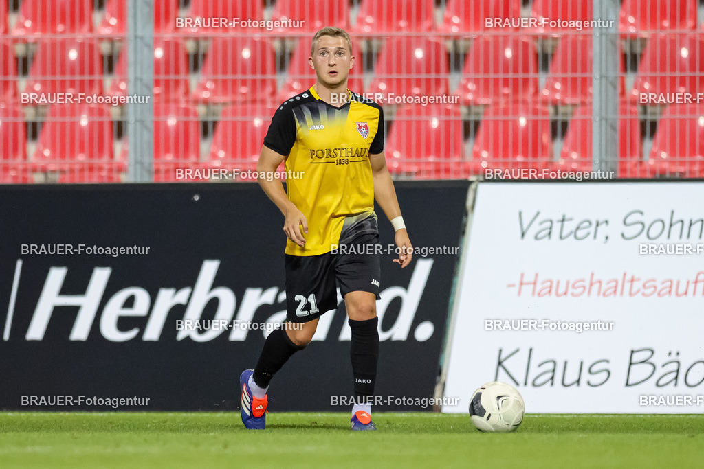 SB_KFCBAU_20250815_5661.JPG -  - KFC Uerdingen - SF Baumberg - Oberliga Niederrhein | Krefeld, Deutschland, 15.08.25: Jan Bachmann (KFC Uerdingen) in Aktion, am Ball, Einzelaktion während des Oberliga Niederrhein Spiels zwischen KFC Uerdingen - SF Baumberg in der Grotenburg Stadion am 15. August 2025 in Krefeld, Deutschland. (Foto von Stefan Brauer/Brauer-Fotoagentur)