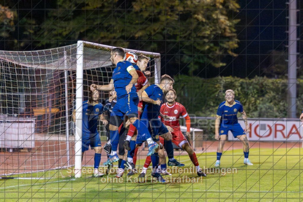 20251002_200549_0139 | #,1.FC Donzdorf (rot) vs. FV Faurndau (blau), Fußball, Bezirkspokal - Bezirk Neckar/Fils, 04. Runde, Saison 2025/2026, Rasenplatz Lautertal Stadion, Süßener Straße 16, 73072 Donzdorf, 02.10.2025 - 19:30 Uhr,Foto: PhotoPeet-Sportfotografie/Peter Harich