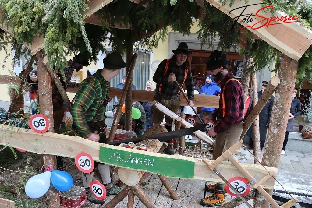 fasching2026-mariazell (35) | Mit meiner Kamera halte ich besondere Augenblicke, faszinierende Landschaften und interessante Details fest. Dabei entstehen ganz unterschiedliche Aufnahmen – von stimmungsvollen Landschaftsfotografien und beeindruckenden Drohnenaufnahmen über Pressefotos - Realisiert mit Pictrs.com