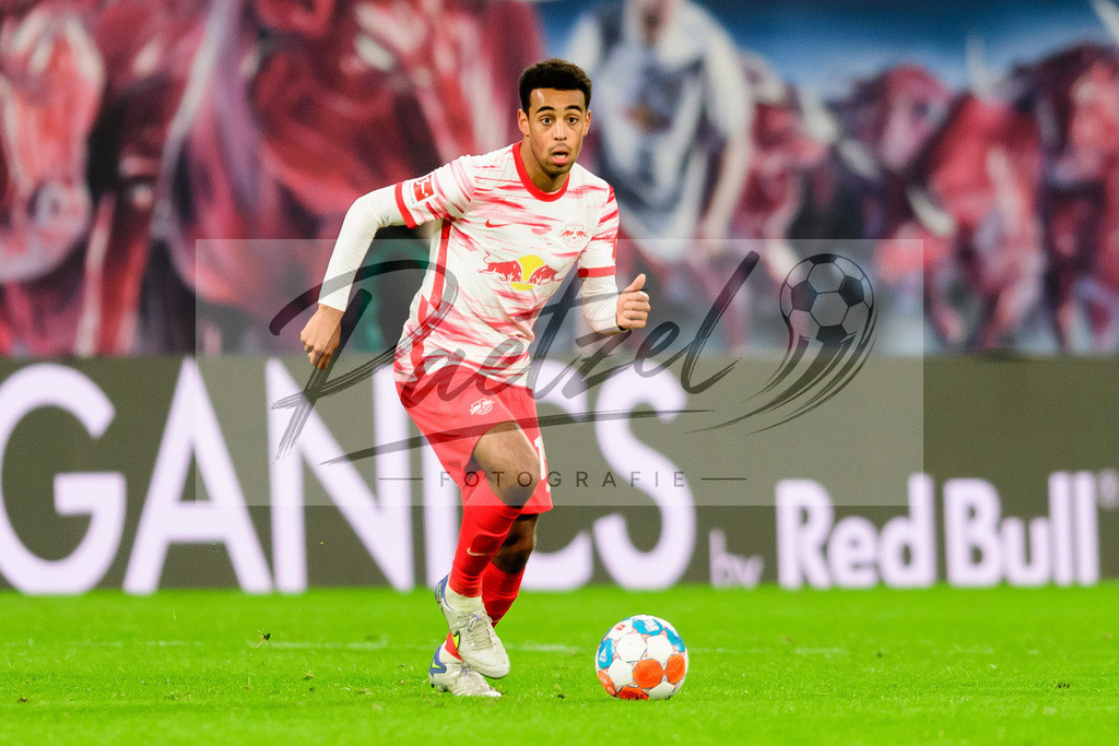 RBLLEV20211128_173 | Fussball, Herren: Tyler Adams (RB Leipzig) in Aktion, am Ball, Einzelaktion bei dem Spiel der 1. Bundesliga zwischen RB Leipzig und Bayer 04 Leverkusen in der Red Bull Arena am 28.11.2021 in Leipzig, Deutschland.DFB / DFL REGULATIONS PROHIBIT ANY USE OF PHOTOGRAPHS AS IMAGE SEQUENCES AND/OR QUASI-VIDEO. - Realisiert mit Pictrs.com