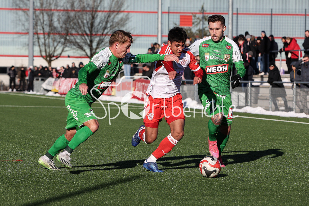 FC Bayern Amateure - SC Austria Lustenau | GMEINER (SCA #7) im Duell mit Matteo PEREZ VINLOEF (FCB #3) /Zweikampf