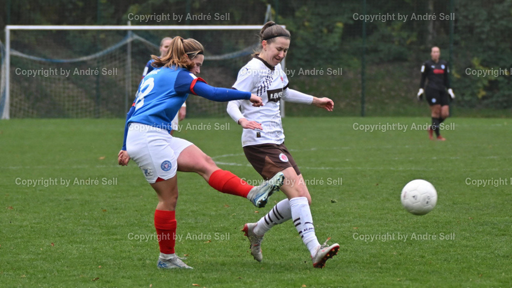 Holstein Kiel vs St. Pauli | Emma Jöhnk (Holstein #18) / Julia Hechtenberg (St. Pauli #29)Fußball-Regionalliga Nord Frauen 2024/2025 / Holstein Kiel vs St. Pauli / Waldwiese / Kiel / 10.11.24 - Realisiert mit Pictrs.com