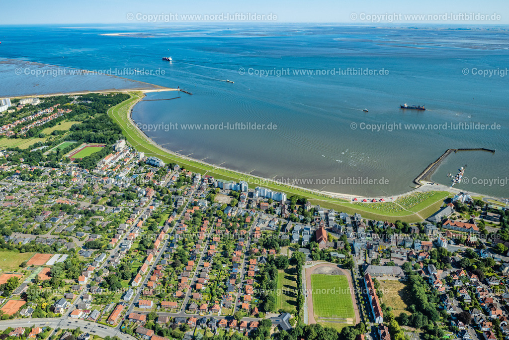 Cuxhaven_Grimmershörner_Bucht_ELS_9804130822 | CUXHAVEN 13.08.2022 Die Grimmershörnbucht mit der Deichanlage Döser Seedeich mit Strandkörben in der Abendsonne in Cuxhaven Döse im Bundesland Niedersachsen. // The Grimmershoernbucht with the dike system Doeser Sea dike with beach chairs in the evening sun in Cuxhaven Doese in the state of Lower Saxony. Foto: Martin Elsen