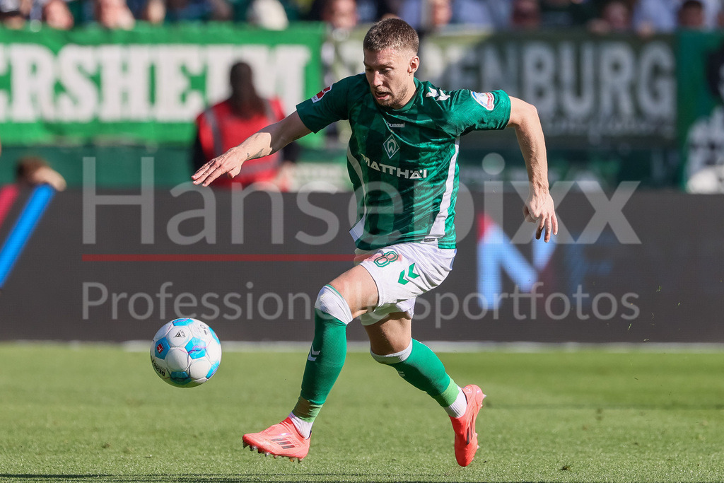 Fussball, Bundesliga, SV Werder Bremen - FC Bayern München | v.li.: Mitchell Weiser (SV Werder Bremen, 8) am Ball, Freisteller, Einzelbild, Ganzkörper, Aktion, Action, Spielszene, DIE DFL-RICHTLINIEN UNTERSAGEN JEGLICHE NUTZUNG VON FOTOS ALS SEQUENZBILDER UND/ODER VIDEOÄHNLICHE FOTOSTRECKEN. DFL REGULATIONS PROHIBIT ANY USE OF PHOTOGRAPHS AS IMAGE SEQUENCES AND/OR QUASI-VIDEO.