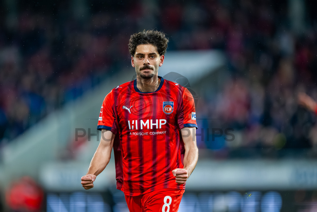 1. FC Heidenheim vs. VfB Stuttgart, Fussball, 1. Bundesliga, 23. Spieltag, Saison 2025/2026, 22.02.2026 | Eren Dinkci (1. FC Heidenheim 1846, #08),1. FC Heidenheim vs. VfB Stuttgart, Fussball, 1. Bundesliga, 23. Spieltag, Saison 2025/2026, 22.02.2026Foto: photosbyphips/Philip Ziegler