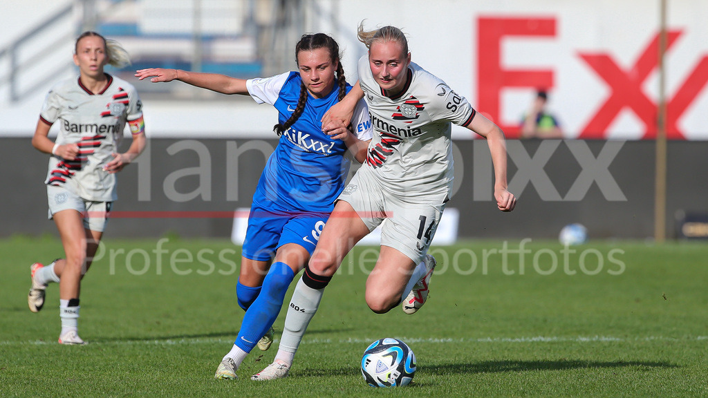 Fussball, DFB-Pokal Frauen, SV Meppen - Bayer 04 Leverkusen | v.li.: Kornelia Grosicka (SV Meppen, 9) und Emilie Bragstad (Bayer 04 Leverkusen, 14) im Zweikampf, Duell, Dynamik, Aktion, Action, Spielszene, DIE DFB-RICHTLINIEN UNTERSAGEN JEGLICHE NUTZUNG VON FOTOS ALS SEQUENZBILDER UND/ODER VIDEOÄHNLICHE FOTOSTRECKEN. DFB REGULATIONS PROHIBIT ANY USE OF PHOTOGRAPHS AS IMAGE SEQUENCES AND/OR QUASI-VIDEO.