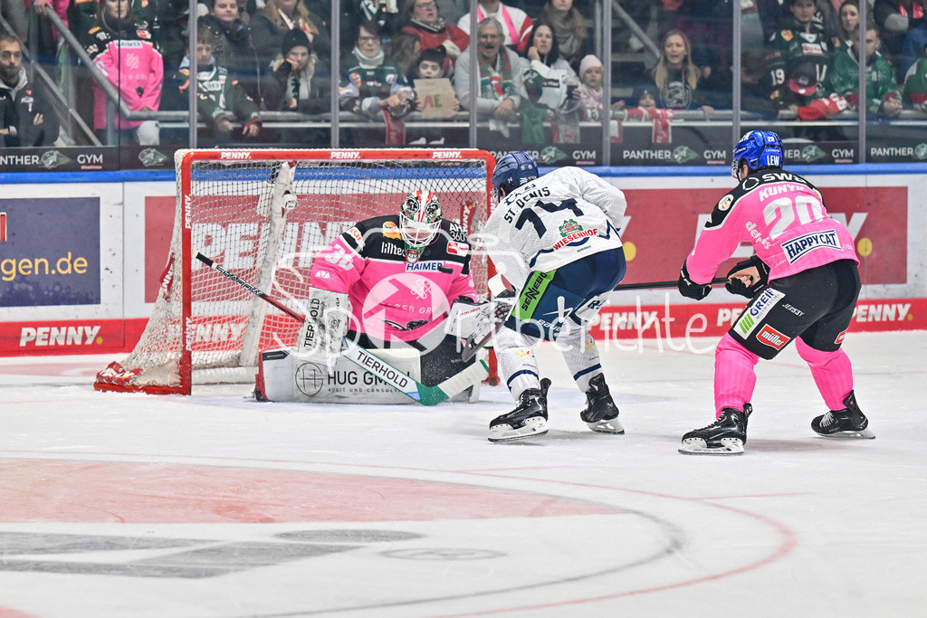 Augsburger Panther - Straubing Tigers | in dieser Szene haelt Strauss MANN (Augsburger Panther #38) gut gegen Travis St. DENIS (Straubing Tigers #74) / Torchance