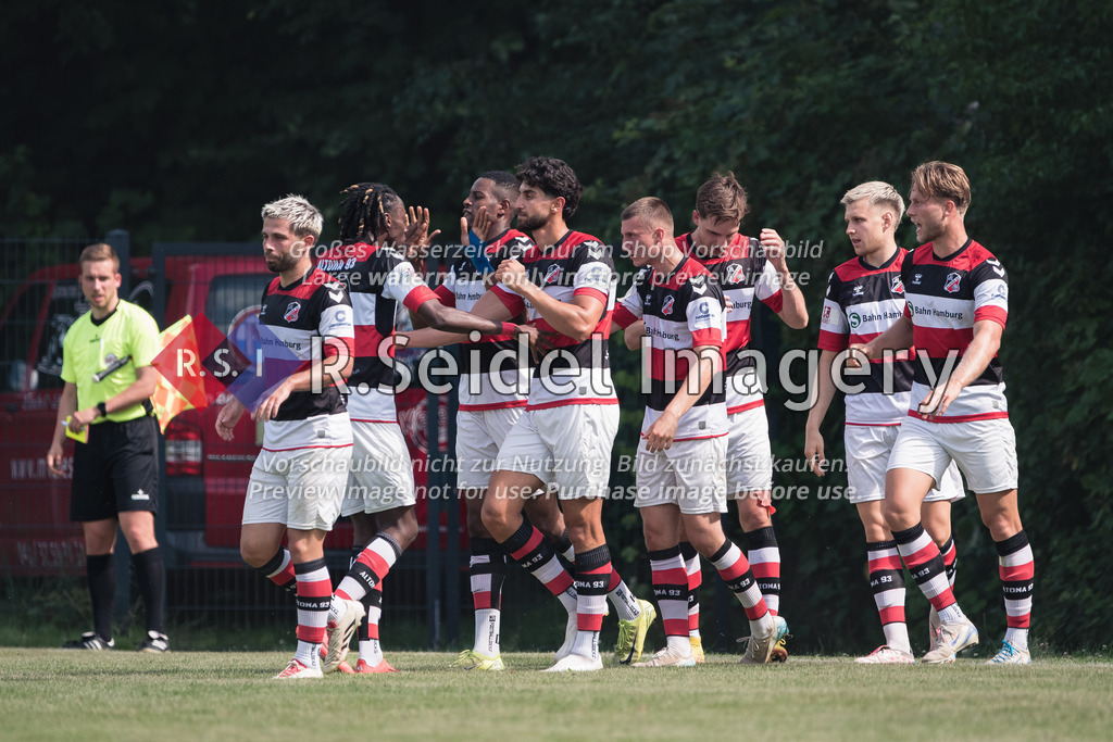 RS-1-126095 | AFC Spieler klatschen miteinander ab und freuen sich über das 1:0. Im Bild v.l.n.r.: Tayfun Can (#21, AFC), Alaka-Rodrigue Stephan Wemakor (#16, AFC), Lesley Kusi Karschau (#19, AFC), Deniz Hasan Yilmaz (#2, AFC), Dennis Lohmann (#1, AFC, Torwart), Holger Nils Brüning (#14, AFC, Neuzugang aus Norderstedt), Gianluca Przondziono (#10, AFC), Rasmus Tobinski (#17, AFC)