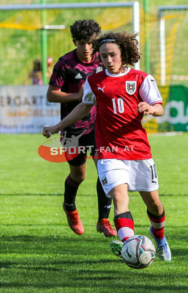 AUSTRIA U15 - MEXICO U15 | James Artega (Mexico #19) FABIAN SILBER (Austria #10) ; AUSTRIA U15 - MEXICO U15 am 29.04.2022 in Arnoldstein
(Sportplatz), AUSTRIA, (Photo by Ernst Krawagner sport-fan.at) - Realisiert mit Pictrs.com