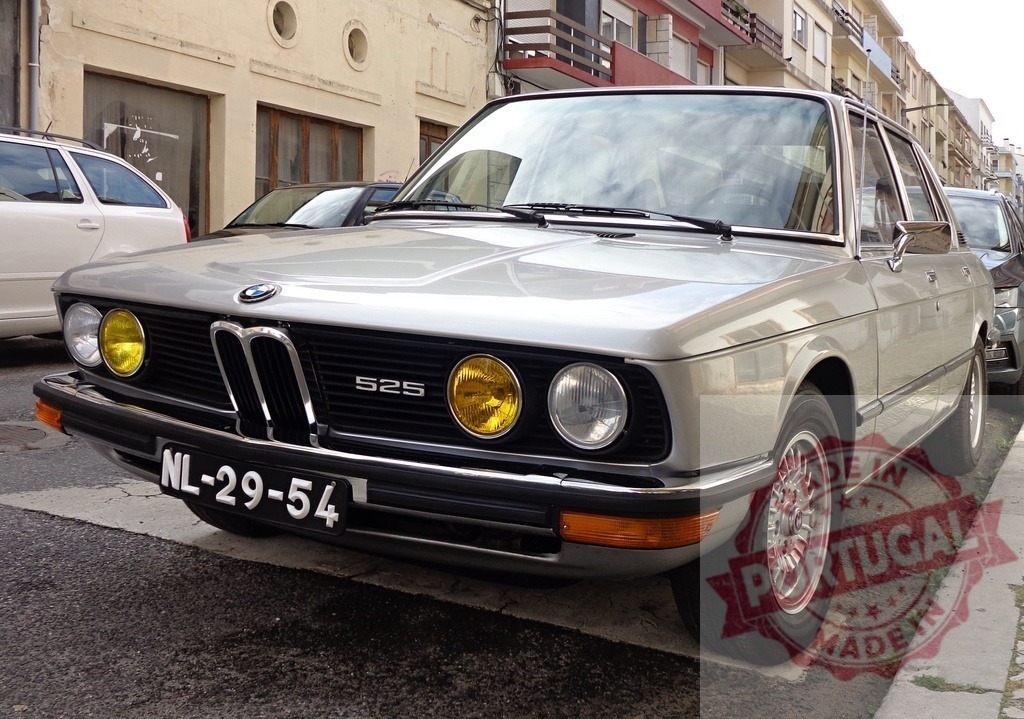 Silver BMW 525 parked on the street | Classic BMW 525 automobile parked on a residential street, showcasing its vintage design - Realisiert mit Pictrs.com