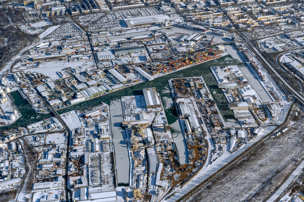 4043795 | DORTMUND 13.02.2021 Winterlich schneebedeckte Binnenschiffahrtszentrum Dortmunder Hafen in Dortmund im Ruhrgebiet im Bundesland Nordrhein-Westfalen. Weiterführende Informationen bei: Dortmunder Hafen AG,  Stadt Dortmund. // Wintry snowy inland waterway Centre Port of Dortmund at Ruhrgebiet in North Rhine-Westphalia. Further information at: Dortmunder Hafen AG,  Stadt Dortmund. Foto: Gerhard Launer