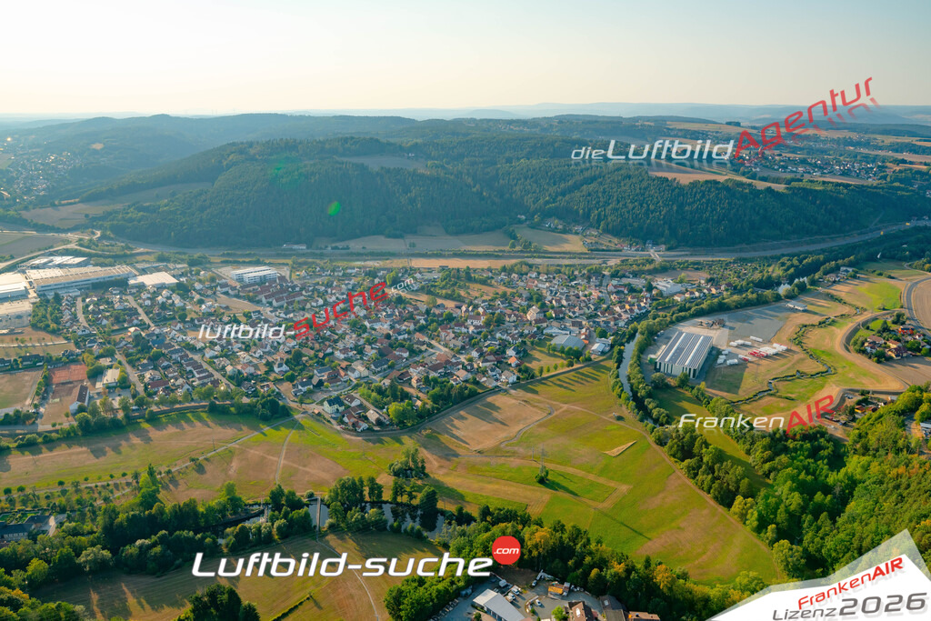 Die Luftbildaufnahme Neuses - Kronach wurde 2018 mittels Flugzeug (keine Drohne) erstellt. Perfekte Schärfe und Druck- Auflösung- Garantiert!