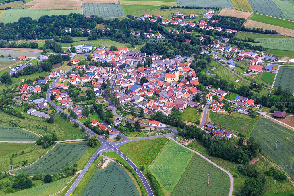 Luftbild: Ortsansicht von Südwesten im Ortsteil Kleineibstadt in Großeibstadt im Bundesland Bayern in Deutschland. Foto: IMG_089874.jpg vom 11.06.2016 durch Werner Riehm/FLY-FOTO.de