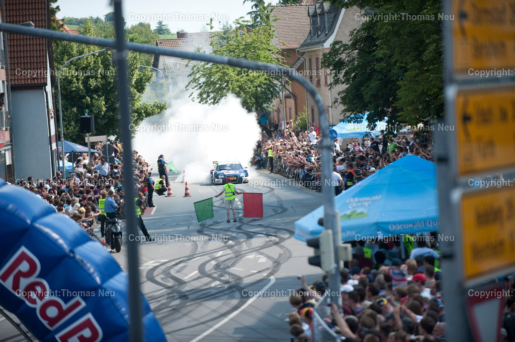 _DSC7216 | Sebastian Vettel beim spektakulären „Home Run“ in Heppenheim: Der Formel-1-Weltmeister fährt im Red-Bull-Rennwagen über die zur Rennstrecke umfunktionierte B3 in seiner Heimatstadt. Tausende Fans feiern ihren Lokalhelden.