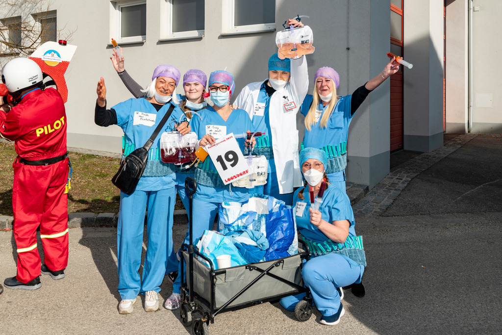 MASKEN-Gruppe_8882 | Fotostrecke: FASCHINGSUMZUG 2025 in Loosdorf. 22 Masken(gruppen)-Teilnehmer: Loosdorfer Vereine, Wirtschaftstreibende, Gemeindeabordnungen sowie Kreditinstitute. rund 700 Besucher entlang der Hauptstrasse. Veranstaltungs-Sicherung durch Mannschaft der FF-Loosdorf mit schwerem Gerät. Maskenprämierung am EKZ-Platz durch Bgm. Thomas Vasku in den Kategorien: Bester Festwagen (Fa. gkonzept-Groissenberger; Beste Personengruppe-ASK-Loosdorf; Beste Einzelperson; Weiteste Anreise-FF Schollach;