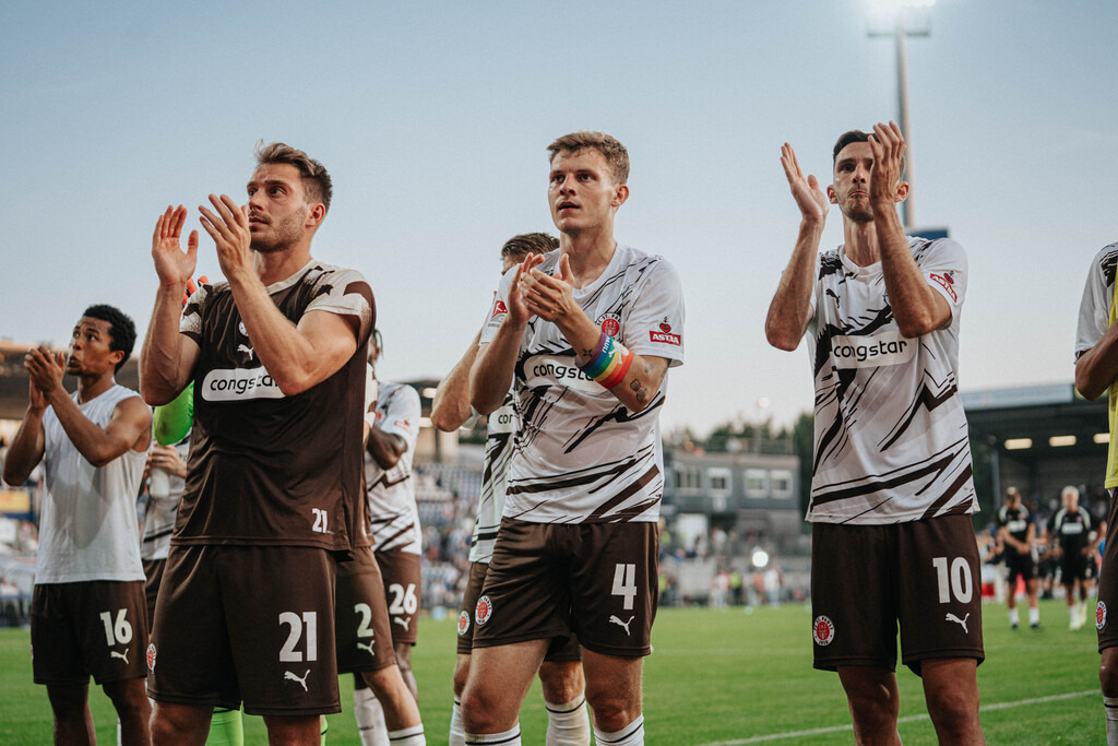 FCSP_YD-05425 | Der offizielle Shop für FC St. Pauli Fotos. Wähle aus Spielszenen & Fanmomenten dein FCSP Wunschformat. Wir liefern Millerntor-Atmosphäre.