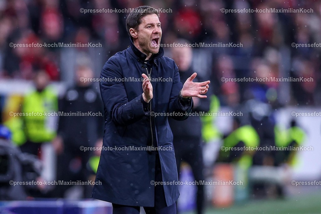 UCL29012502204 | 29.01.2025, Fußball, Bayer 04 Leverkusen - AC Sparta Prag, UEFA Champions League, 8. Spieltag, BayArena, Saison 2024 2025: Cheftrainer Xabi Alonso (Bayer 04 Leverkusen Trainer) wild gestikulierend am Spielfeldrand Gestik Mimik