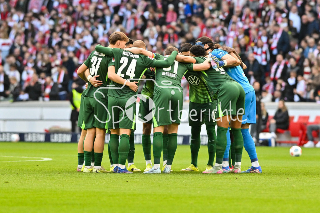 VfB Stuttgart - VfL Wolfsburg | STUTTGART, DEUTSCHLAND - 01. MÄRZ: das Team der Gäste macht einen Spielerkreis kurz vor dem Bundesligamatch zwischen dem VfB Stuttgart und dem VfL Wolfsburg am 24. Spieltag in der MHP-Arena / DFL REGULATIONS PROHIBIT ANY USE OF PHOTOGRAPHS AS IMAGE SEQUENCES AND/OR QUASI-VIDEO