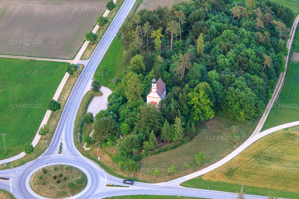 Luftbild: St. Josefskapelle im Ortsteil Kirchen in Ehingen im Bundesland Baden-Württemberg in Deutschland. – Foto: IMG_67579.jpg vom 08.06.2014 durch Werner Riehm/FLY-FOTO.de – Auflösung des Originals: 4752 x 3168 px – Josefskapelle, Kirchen - Seelsorgeeinheit Ehingen-Stadt