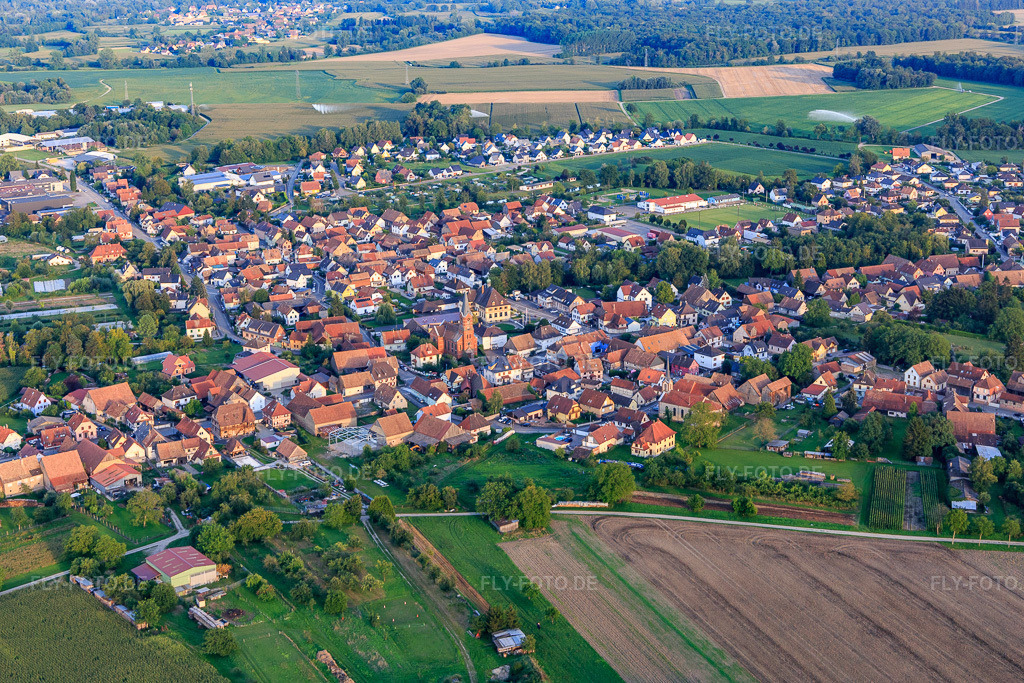 Luftbild: Ortsansicht von Nordosten in Obenheim im Bundesland Bas-Rhin in Frankreich. – Foto: IMG_137915.jpg vom 18.08.2023 durch Werner Riehm/FLY-FOTO.de – Auflösung des Originals: 5191 x 3461 px
