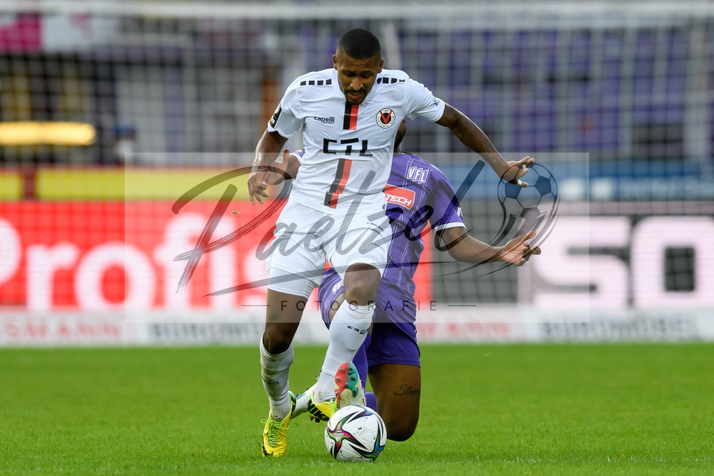OSNVKO20210906_10 | Fussball, Herren: Florian Heister (FC Viktoria Koeln) und Ba-Muaka Simakala (VfL Osnabrueck) im Zweikampf beim Spiel der 3. Liga zwischen VfL Osnabrueck und FC Viktoria Koeln im Stadion an der Bremer Bruecke am 06.09.2021 in Osnabrueck, Deutschland.DFB / DFL REGULATIONS PROHIBIT ANY USE OF PHOTOGRAPHS AS IMAGE SEQUENCES AND/OR QUASI-VIDEO. - Realisiert mit Pictrs.com
