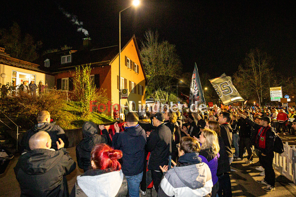Demo für den Erhalt der Eishalle Peißenberg | Demo für den Erhalt der Eishalle Peißenberg, Demo für den Erhalt der Eishalle Peißenberg, 20241030,,2024-10-30 in Peißenberg (Moosleitenparkplatz)Copyright: WolfgangxLindner