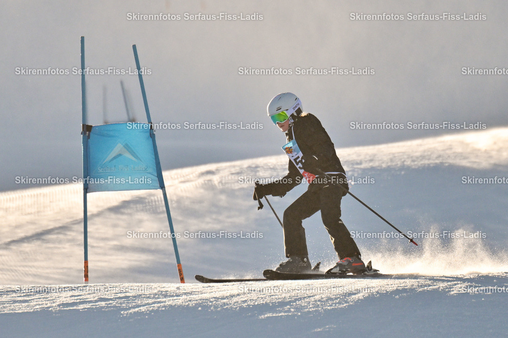 SRF_25.12.2025_0324 | Skirennfotos,Serfaus,Fiss,Ladis,Kinderskirennen,Winter,Tirol,Oberland,skirace,SFL,feelfree,weil wir's genießen,ski,Ski,skifahren,Sonnenplateau, - Realisiert mit Pictrs.com