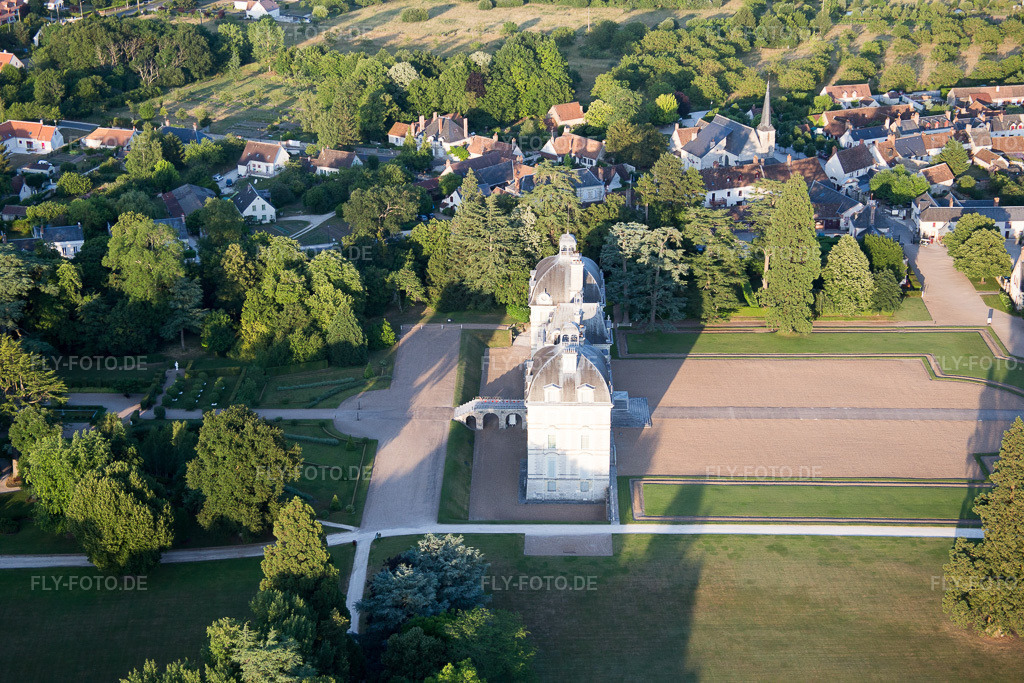 Luftbild: Burganlage des Schloß Cheverny - Château de Cheverny in Cheverny im Bundesland Loir-et-Cher in Frankreich. – Foto: IMG_081294.jpg vom 19.06.2015 durch Werner Riehm/FLY-FOTO.de – Auflösung des Originals: 5472 x 3648 px