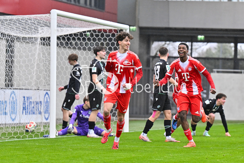 FC Bayern München - Hannover 96 | MUNICH, GERMANY - 15. FEBRUARY: Jubel der Bayern nach dem Treffer zum 1-0 durch David DAIBER (FC Bayern München 6) / Tor / Torschuetze / Freude / Happy während dem Spiel zwischen der U19 des FC Bayern München und der U19 von Hannover 96 am 2. Spieltag der Hauptrunde der U19-DFB-Nachwuchsliga am FC Bayern Campus