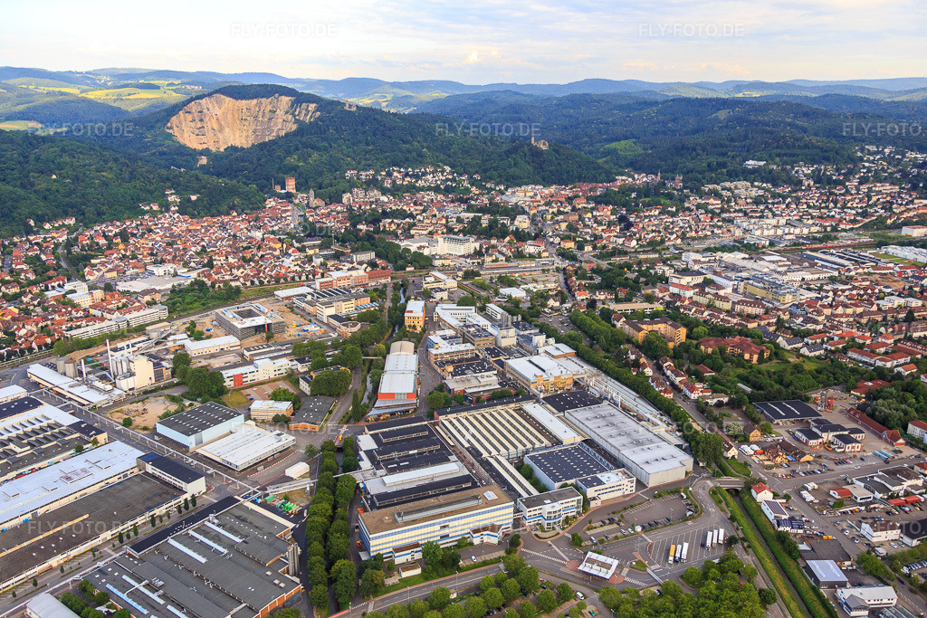 Luftbild: nora systems GmbH und Freudenberg Sealing Technologies in Weinheim im Bundesland Baden-Württemberg in Deutschland. – Foto: IMG_090694.jpg vom 04.07.2016 durch Werner Riehm/FLY-FOTO.de – Auflösung des Originals: 5472 x 3648 px – Textile Bodenbeläge | Elastische Bodenbeläge | Interface – NOK & Freudenberg Sealing Technologies