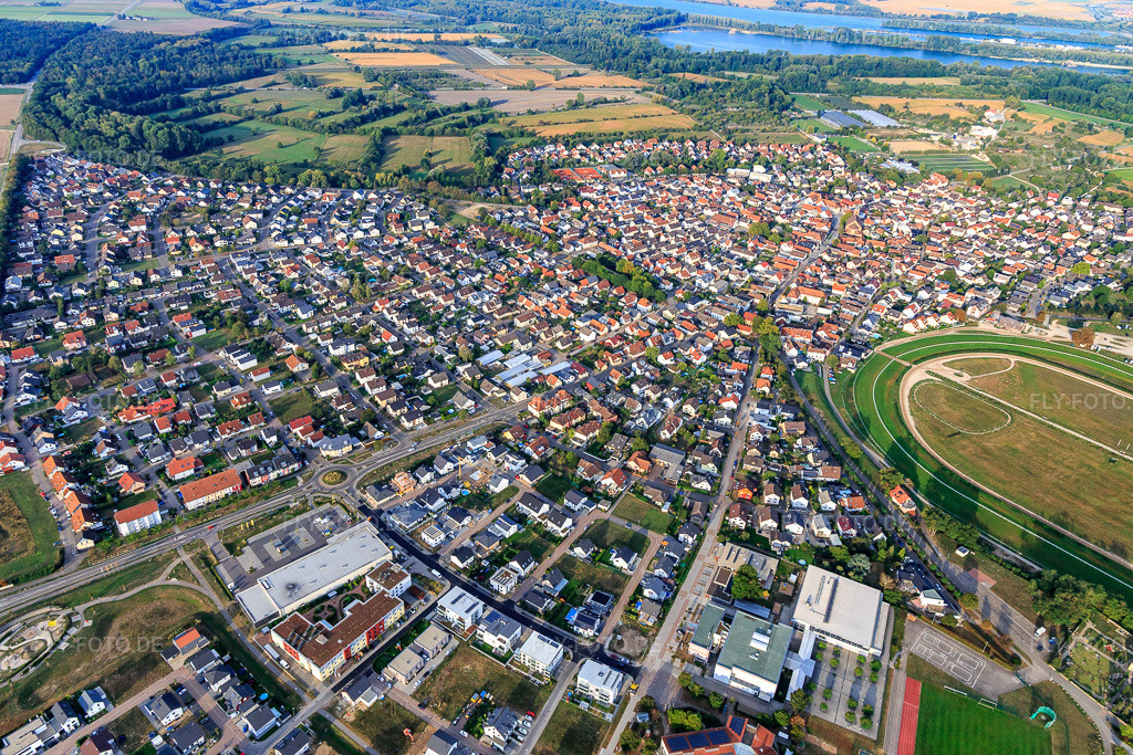 Luftbild: Ortsansicht von Osten in Iffezheim im Bundesland Baden-Württemberg in Deutschland. Foto: IMG_008780.jpg vom 20.09.2020 durch Werner Riehm/FLY-FOTO.de