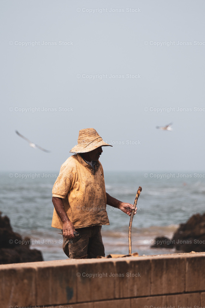 The Fisherman | A fisherman preparing in Essaouira, Morocco.  - Realisiert mit Pictrs.com