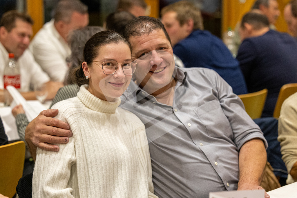 SKE100J_5028 | Die Schwinger des Schwyzer Kantonalen Schwingerverbandes: Fotos, die Dynamik und Leidenschaft festhalten, sowie emotionale Momente aus dem traditionellen Schwingsport zeigen. - Realisiert mit Pictrs.com