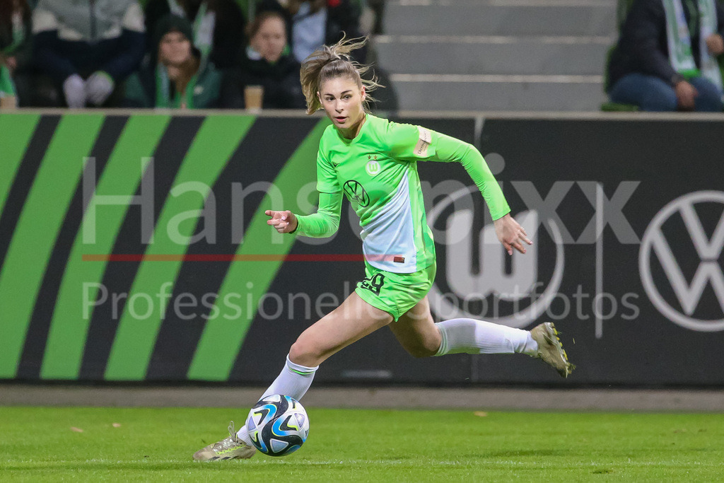 Fussball, Google Pixel Frauen-Bundesliga, VfL Wolfsburg - SV Werder Bremen | v.li.: Jule Brand (VfL Wolfsburg, 29) am Ball, Freisteller, Einzelbild, Ganzkörper, Aktion, Action, Spielszene, DIE DFB-RICHTLINIEN UNTERSAGEN JEGLICHE NUTZUNG VON FOTOS ALS SEQUENZBILDER UND/ODER VIDEOÄHNLICHE FOTOSTRECKEN. DFB REGULATIONS PROHIBIT ANY USE OF PHOTOGRAPHS AS IMAGE SEQUENCES AND/OR QUASI-VIDEO.