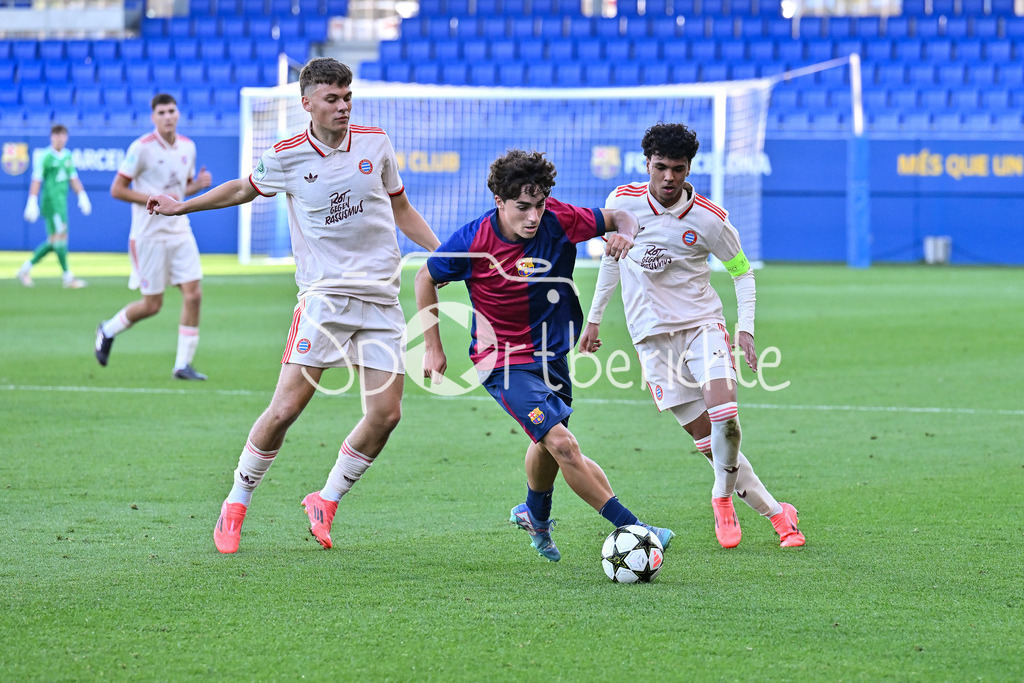 FC Barcelona U19 - FC Bayern München U19 | im Duell Louis RICHTER (FCB #8), Jan VIRGILI (FC Barcelona U19 #7) und Adam AZNOU (FCB #3) / UEFA Youth League: FC Barcelona U19 - FC Bayern München U19, Estadi Johan Cruyff am am 23.10.2024
