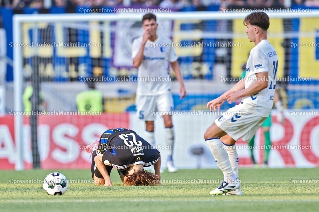 DFB15082501058 | 15.08.2025, Fußball, DFB-Pokal, 1. FC Saarbrücken - 1.FC Magdeburg, Ludwigsparkstadion, Saison 2025 2026: Tim Civeja&nbsp;(1FC Saarbruecken #23) kniet enttäuscht auf dem Spielfeld   DFB regulations prohibit any use of photographs as image sequences and or quasi-video.