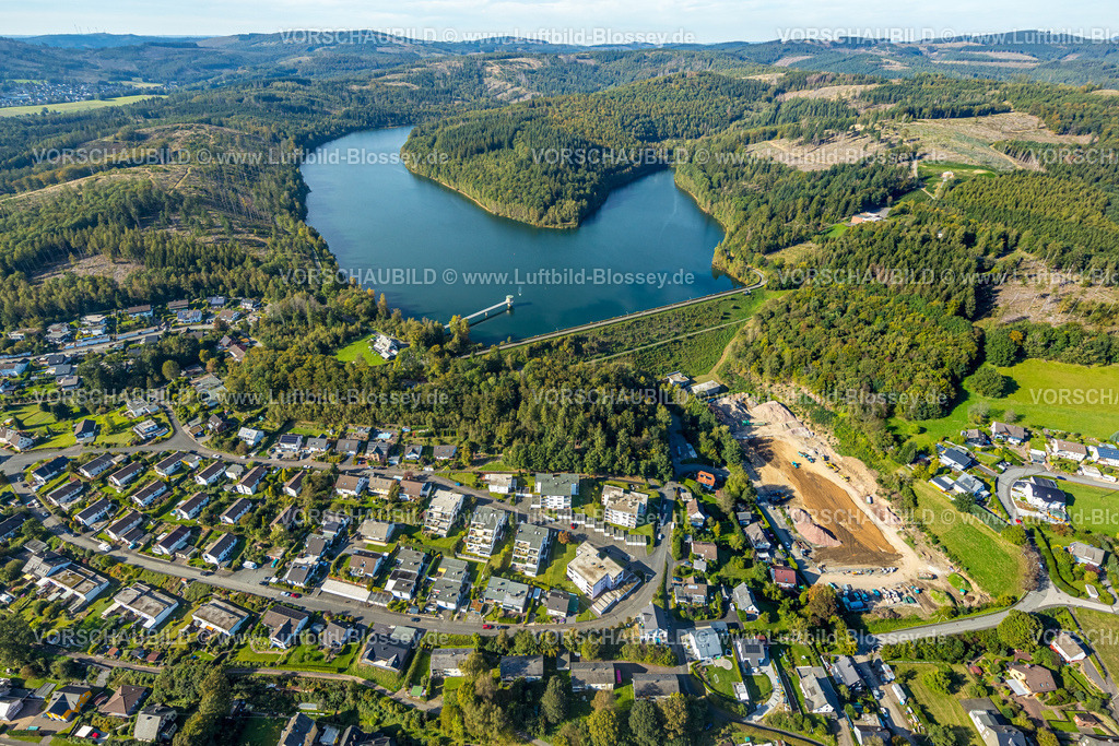 Hilchenbach230911302 | Luftbild, Breitenbachtalsperre und Staumaeuer im hügeligen Waldgebiet, Baustelle mit Abriss Alte Industriehalle, Waldgebiet mit Waldschäden, Allenbach, Hilchenbach, Siegerland, Nordrhein-Westfalen, Deutschland